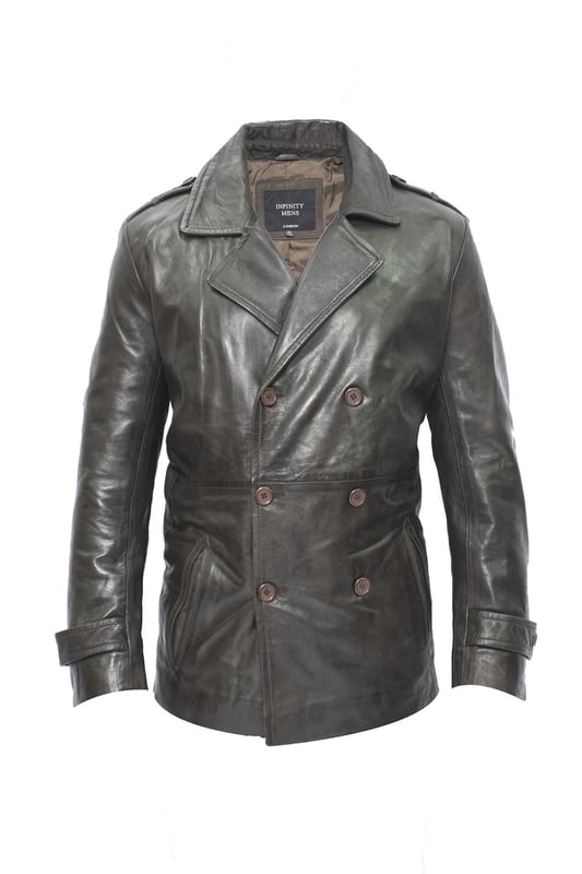 Creado por los holandeses y popularizado por la marina británica, el peacoat es una chaqueta clásica y versátil que ahora se ha convertido en un pilar de la moda masculina moderna. Esta prenda cruzada presenta un cierre de tres botones y solapas anchas con muescas que le aportan una calidad atrevida y contribuyen a la estética llamativa de este abrigo. Esta chaqueta está hecha para ser muy cómoda utilizando nuestro cuero napa de grano completo para crear un acabado suave y liso, con añadidos como puños abotonados y una abertura trasera para ayudar con la comodidad y el estilo. Para mayor practicidad, contamos con dos bolsillos en la cintura de la chaqueta y dos compartimentos adicionales integrados en el forro interior.