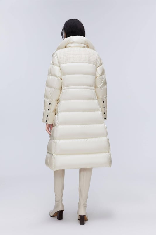 Elevate your urban commute with the Women's Premium Puffer Goose Down Jacket. Featuring low-saturation colour and artful pleats, this jacket exudes quiet luxury, blending simplicity with sophistication for a refined, yet understated look.

Kindly note: SIZE RUNS LARGE — consider selecting one size down.