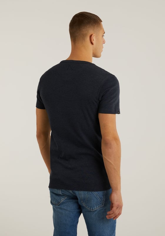 Passform & Material Das Cave-B ist ein regulär geschnittenes T-Shirt mit V-Ausschnitt aus 100 % Bio-Baumwolle, die das T-Shirt robust und weich macht. Details Dieses T-Shirt ist mit einem elastischen Band am V-Ausschnitt und den charakteristischen CHASIN'-Details versehen. Für eine engere Passform wählst du das Base-B, für einen Rundhalsausschnitt das Brace-B und für eine bequeme, lockere Passform das Expand-B. Technische Daten Normale Passform Basic-T-Shirt V-Ausschnitt Weiches Tragegefühl CHASIN'-Details Das Model trägt Größe L und ist 1,89 m groß.