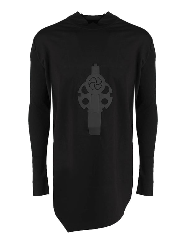 Unisex
Corte suelto y alargado (Oversize)
Con cuello de tortuga
Con estampado en 3D en la parte delantera
Adornado con una cremallera en el escote
Con dobladillo asimétrico
Con aberturas en los costados
Con abertura en la manga para el pulgar
Con costuras decorativas en la parte trasera
Hecho de una combinación de dos telas de alta calidad
Mangas acanaladas
Fabricado en Italia
