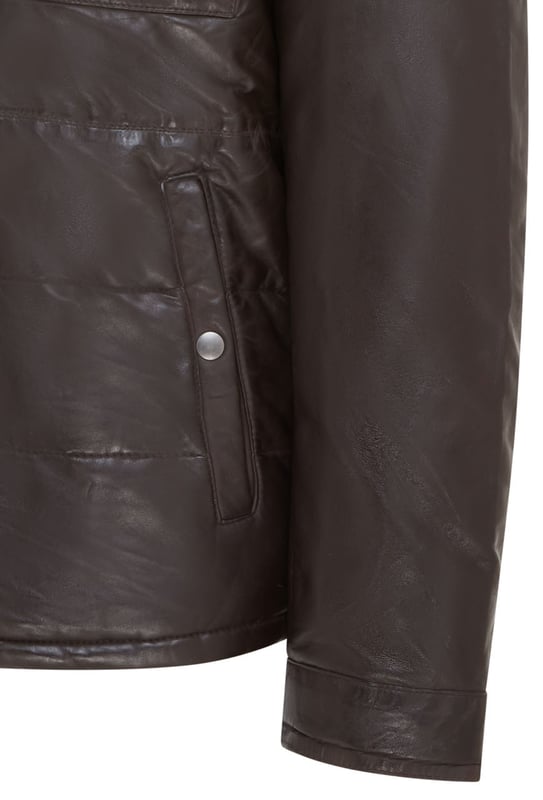 Haz una declaración audaz con nuestra chaqueta de motociclista acolchada de cuero de cordero marrón para hombre. Diseñada tanto para el estilo como para la practicidad, esta chaqueta está confeccionada con cuero de cordero de primera calidad, que ofrece un acabado elegante y lujoso. El cuello de piel desmontable proporciona opciones de estilo versátiles, lo que la hace perfecta para cualquier ocasión. 100% cuero de cordero genuino para una sensación suave y flexible Cuello de piel desmontable para un uso personalizable y una mayor calidez Diseño acolchado acolchado para un mejor aislamiento y una apariencia moderna Utilidad de seis bolsillos: 2 bolsillos abotonados en el pecho, 2 bolsillos laterales abotonados y 3 bolsillos interiores para un almacenamiento seguro Cierre de cremallera frontal con una silueta inspirada en el motociclista Costuras duraderas y costuras reforzadas para una mayor durabilidad Perfecta para salidas informales, viajes o ropa de invierno Esta chaqueta de motociclista acolchada combina un encanto resistente con una sofisticación contemporánea, lo que la convierte en una adición versátil a tu guardarropa. ¡Mantente abrigado y con estilo dondequiera que vayas!