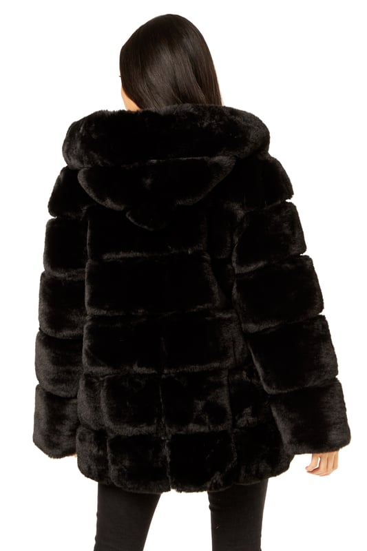 Dieses Mal ist eine Weste unverzichtbar und wir lieben diesen Stil. Die Pelzjacke mit horizontalem Schnitt und Kapuze kombinieren wir mit Jeans und einem T-Shirt für einen Look, den wir diese Saison lieben.