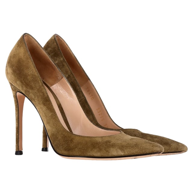 VINTAGE, RRP AS NEW
The Gianvito Rossi Pointed Pumps in Olive Suede are the perfect combination of timeless elegance and modern sophistication. Crafted from luxurious olive suede, these pumps feature a sleek, pointed toe that creates a flattering, elongated silhouette. The rich olive hue adds a unique and versatile twist, making them an ideal complement to both casual and formal outfits. The elegant heel offers a perfect balance of comfort and height, while the supple suede material ensures a soft, luxurious feel with every step. Whether worn with a tailored suit or a cocktail dress, these Gianvito Rossi pumps elevate any look with understated yet refined style.

Gianvito Rossi Pointed Pumps in Olive Suede

Condition: Very good
Signs of wear: Minor markings, Lightly used but very well maintained. Minor mark at soles & creasing, light scuffing at the soles and heels.
Packaging: None
Color: Green | olive
Material: Suede | suede
Size: EU | 37/IT37/FR38/UK4/US7
Measurements: Heel height: 90; Insole length: 270
SKU: NAPPUGBSH444494W