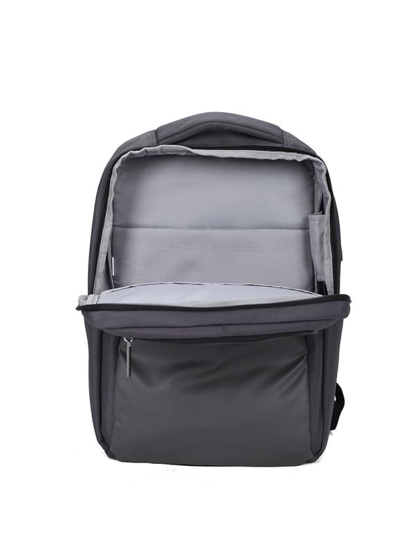 Mochila unisex. El cierre es con cremallera. Los bolsillos internos son bolsillos multifuncionales. Los bolsillos exteriores son uno frontal con cremallera y dos laterales abiertos. Falta la correa para el hombro. El asa es de tela. Hay un compartimento interno. El material exterior es poliéster. Internamente está forrado en poliéster. Medidas: 30x12x43 cm. Producto de moda