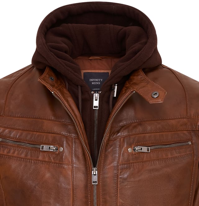 Dieses Stück ist eine moderne Version der klassischen Bikerjacke und vereint Stil und Funktionalität. Es ist aus ultraweichem Nappaleder gefertigt und verfügt über gesteppte Details an den Schultern und im oberen Brustbereich für einen eleganten, modernen Look. Es wurde auf Vielseitigkeit ausgelegt und verfügt über ein herausnehmbares Fleecefutter und eine verstellbare Kapuze, sodass es für alle Jahreszeiten geeignet ist. Mit vier Außentaschen mit Reißverschluss zur sicheren Aufbewahrung und zwei zusätzlichen Innentaschen ist diese Jacke praktisch und stylisch zugleich. Ob für einen lockeren Ausflug oder zum Tragen in mehreren Schichten bei kälterem Wetter, es ist leicht zu erkennen, warum diese Jacke derzeit ein Favorit ist. 100 % hochwertiges, ultraweiches Nappaleder. Herausnehmbares Fleecefutter und verstellbare Kapuze für ganzjähriges Tragen. Gesteppte Details an den Schultern und im oberen Brustbereich für zusätzlichen Stil. Vier Außentaschen mit Reißverschluss zur sicheren Aufbewahrung. Zwei Innentaschen für zusätzlichen Komfort. Stylische, moderne Version der klassischen Bikerjacke.