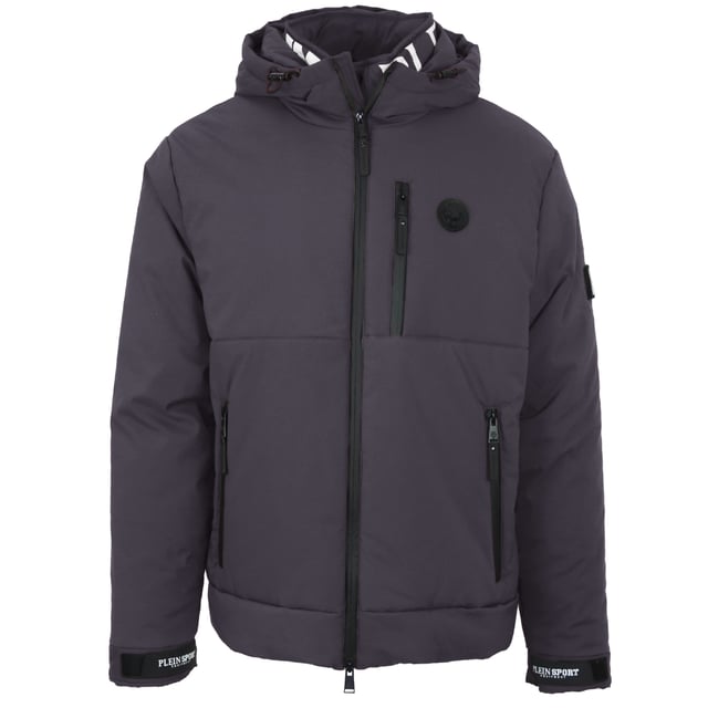 Plein Sport Padded Large Branded Logo Grey Jacket. Bleiben Sie warm und stilvoll mit der Plein Sport Padded Logo Grey Jacket! Diese elegante graue Jacke wurde mit dem Gedanken an Komfort gefertigt und verfügt über ein gepolstertes Innenfutter und das charakteristische Plein Sport Kreislogo. Genießen Sie hervorragende Wärme gepaart mit zeitloser Eleganz! Reißverschlusstaschen vorne, 3 Reißverschlusstaschen, zentraler Reißverschluss. Mantel mit Kapuze, Füllung: 100% Polyester, Futter: 100% Polyester. Gefütterte Jacke, Zip-Verschluss. Stil: UPPS25E 98
