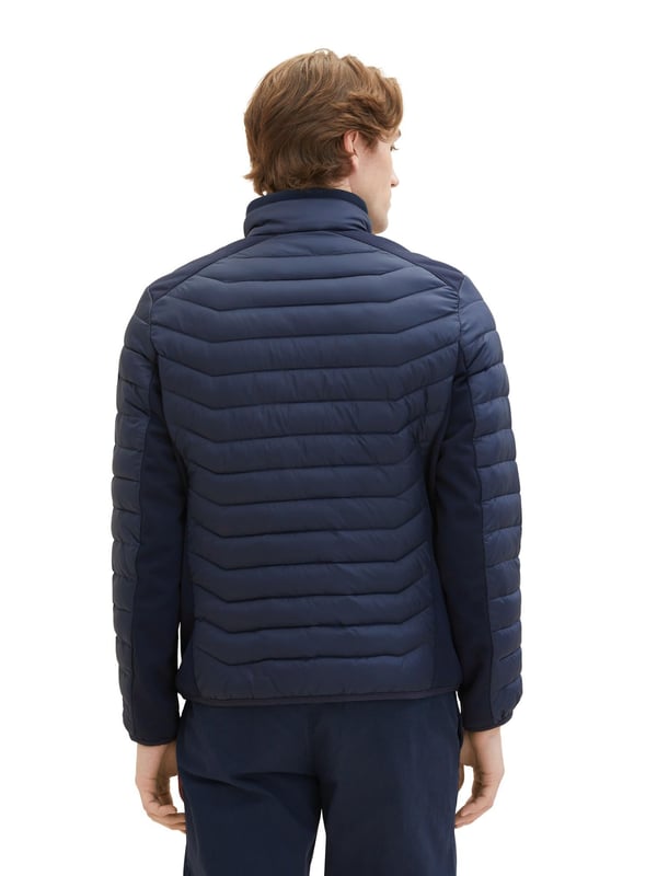 De gewatteerde jas van Tom Tailor is een jas voor heren die geen compromis willen sluiten tussen stijl en comfort. De jas is gemaakt van hoogwaardige materialen die zorgen voor een hoog niveau van comfort en duurzaamheid. Het is uitgerust met onderhoudsvriendelijke vezels die zorgen voor een eenvoudige reiniging en een aangename grip. De gewatteerde jas heeft een regular fit en biedt een optimale pasvorm en bewegingsvrijheid. Een opstaande kraag die de wind uit je nek houdt en zorgt voor een sportieve look is een must. De jas is voorzien van een doorlopende ritssluiting met kinbescherming, hierdoor is het aan- en uittrekken gemakkelijk en biedt het een goede bescherming. Er zijn twee zakken met ritssluiting en een borstzak waarin je kleine spullen veilig kunt opbergen. De jas is geschikt voor de overgangs- en koudere dagen, omdat hij je warm en droog houdt. De gewatteerde jas van Tom Tailor is een jas die je voor elke gelegenheid kunt dragen, of je nu gaat wandelen, winkelen of vrienden ontmoet. De gewatteerde jas van Tom Tailor is een jas die je niet meer wilt uittrekken.