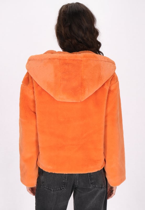 Dit jack met capuchon is ontworpen voor comfort en stijl en is gemaakt van een zachte, gestructureerde stof die een zachte esthetiek biedt. De doorlopende ritssluiting loopt naadloos over in de kraag, terwijl de rechte mouwen en geïntegreerde zakken praktische functies bieden. Dit jack is ideaal voor koeler weer en creëert een casual en toch chique look - perfect voor dagelijks gebruik.  Jas