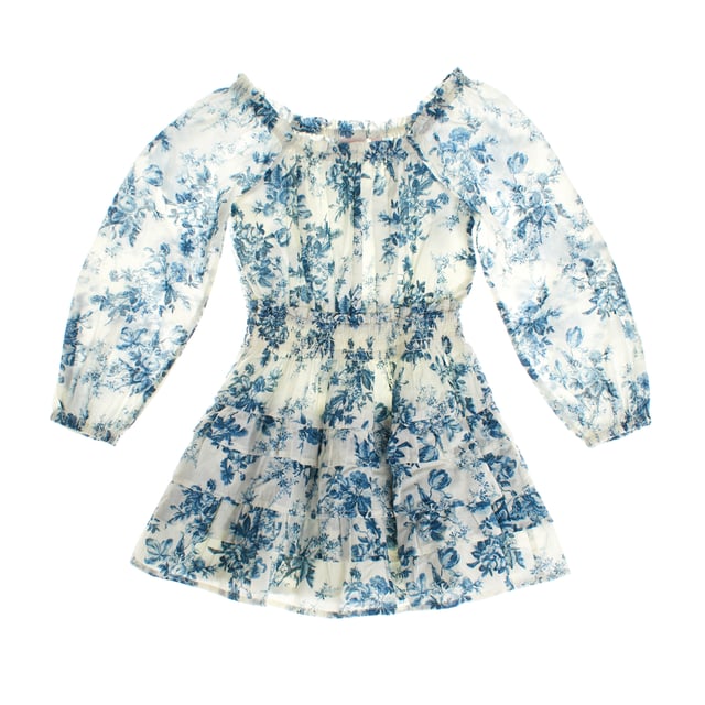Este vestido de niña tiene un diseño encantador y femenino, con un cuello cuadrado y fruncido que aporta textura y un toque delicado. Las mangas largas y ligeramente abullonadas añaden volumen, mientras que la cintura fruncida proporciona un ajuste cómodo y favorecedor. 

La falda presenta varios volantes que le dan movimiento y un estilo romántico. 

Es una prenda ideal para ocasiones especiales, combinando un aire clásico con detalles modernos que realzan su encanto.
 Composición: Exterior: 100% Algodón; Interior: 100% Algodón; Elástico: Poliéster, Elastano
 Cuidados:
- Lavar a máquina máx 30ºC y ciclo delicado.
- Usar detergentes suaves.
- Usar secadora a baja temperatura.
- Planchar a bajas temperaturas.
- No lavar en seco.