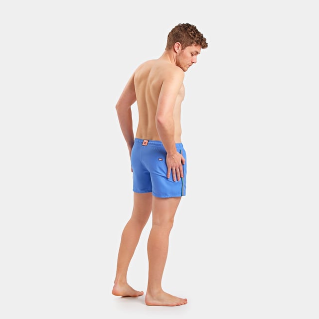 Münchener Boxer-Badeanzug.
 Farbe blau
 Elastische Taille, verstellbar durch Schnürsenkel.
 Zwei offene Taschen mit Netzfutter an den Seiten.
 Aufnäher mit dem Markennamen auf der unteren Seite.
 Tasche mit Klappe und Klettverschluss auf der Rückseite.
 Innentasche auf der Vorderseite.
 Innenfutter aus Mesh.
 Nähte in Ton gehalten.

 Zusammenstellung: 100% Polyester

 Waschanleitung:
 -Handwäsche
 Zusammenstellung: 100% Polyester
 Pflege:
Waschanleitung:
 -Handwäsche