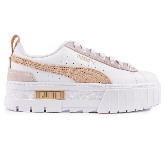 PRODUCT STORY For the hype girls, the street enthusiasts, the trend setters ­­– the Mayze. This stand-out model has a stacked sole for a look that makes a statement, however you choose to style it. We take the timeless route with this pair. A classic base colour and a contrast across the PUMA Formstrip and heel. What's not to love? DETAILS : Leather upper Suede overlays Rubber outsole PUMA Formstrip on the medial and lateral side PUMA Cat Logo on the heel