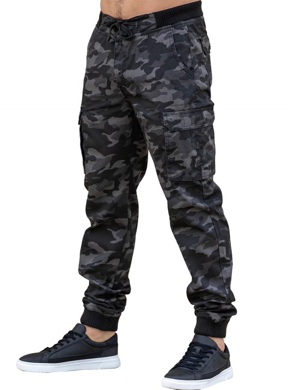 Erhebe deinen Stil mit den Militär Combat Camouflage Jeans von ENZO. Diese Jogger-Hose verfügt über einen elastischen Bund mit Kordelzug und Knopfverschluss für eine bequeme und sichere Passform. Mit mehreren Taschen und einem Reißverschluss bieten diese Hosen im mittleren Schnitt sowohl Funktionalität als auch ein modisches Design. Perfekt für den stilvollen, aber abenteuerlustigen Mann.