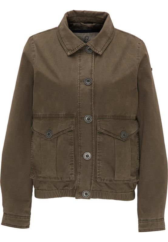 kein Futter, keine Füllung  Mit diesem lässigen Blouson von DreiMaster Vintage kommen wir ins Schwärmen. Der kurze Schnitt, die großen Pattentaschen, verziert mit großen Logo-Knöpfen ergeben einen trendigen Look. Ein im Saum eingearbeiteter Gummizug betont die sportliche Seite dieser Jacke. Praktisch: Die Taschen können auch als Eingriffstaschen genutzt werden und sind mit einem Druckknopf verschließbar, somit können Sie Schlüssel & Co. sicher verstauen. Die dekorative Knopfleiste mit Vintage Logo-Knöpfen und einer Logo-Applikation am Ärmel unterstreichen den Vintage Look.  Leichte Jacke von Drei