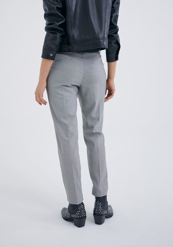 This women's houndstooth slim suit trousers has a normal waist, slim fit and 5 belt loops.