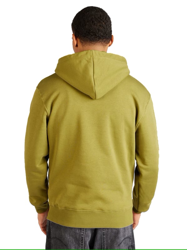 Dieser Herren-Hoodie verbindet lässigen Stil mit hochwertigen Details und maximalem Tragekomfort. Die normale Passform und die überschnittenen Schultern sorgen für einen entspannten, modernen Look. Die Kapuze mit Tunnelzug und Metallösen bietet zusätzlichen Schutz und lässt sich individuell anpassen. Die weiche Innenseite aus gebürstetem Fleece macht den Hoodie besonders angenehm zu tragen. Elastische Rippbündchen an Ärmeln und Saum garantieren eine optimale Passform und schützen vor Kälte. Der Logo-Print, gefertigt im Siebdruckverfahren, setzt einen stilvollen Akzent. Funktionale und dekorative Details wie der RBF-Tag, das Logoband und das RBF-Loop-Label unterstreichen das durchdachte Design. Ein Nackenband sorgt für zusätzlichen Tragekomfort und verhindert ein Ausleiern. Perfekt für Männer, die Wert auf Komfort, Funktionalität und ein modernes Design legen.