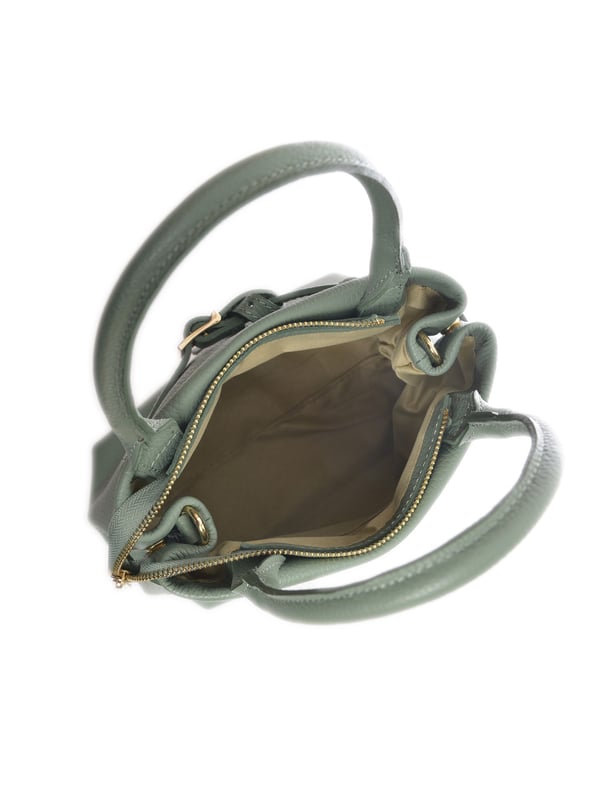 Bolso de mano  
100% cuero de vaca  
Cierre superior con cremallera  
Bolsillo interno con cremallera  
Dimensiones: 21x27x11.5 cm  
Asa: 34 cm  
Correa para el hombro: 120 cm