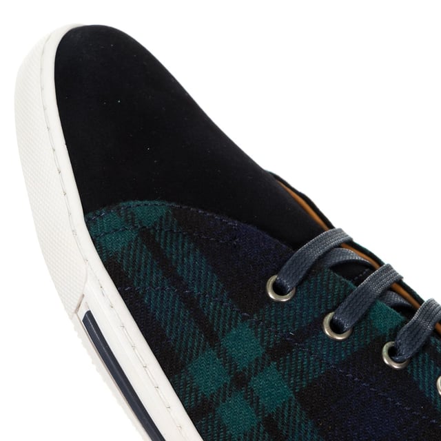 Zapatilla deportiva.
Color marino con detalle estampado de cuadros en tono caqui. 
Fabricado en piel y textil con acabado ante.
Punta redonda. 
Cierre de cordones en el frontal.
Plantilla de piel y textil personalizada por la marca.
Solapa con el nombre de la marca a tono. 
Suela de goma antideslizante, personalizada por la marca.
Costuras vistas a tono.

Composición:
- Exterior: Piel y textil. 
- Interior: Piel y textil. 
- Suela: Goma.

Mantenimiento:
- Limpiar con un paño húmedo.