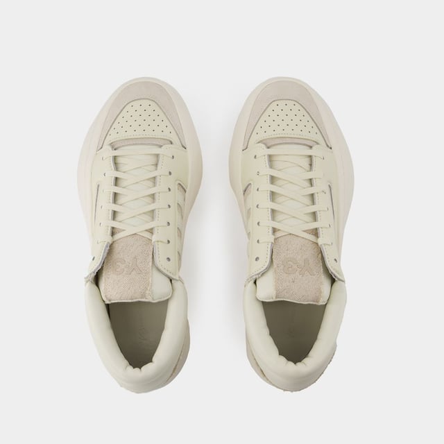 OFF WHITEColores: BEIGE - /CREAM WHITE. Material principal: piel de becerro ante con efecto rejilla. Material de la suela: caucho. Forro: algodón. Cierre: cordones en la parte superior. Forma de la punta: almendra. Cómo elegir la talla: fiel a la talla - Talla: UK.