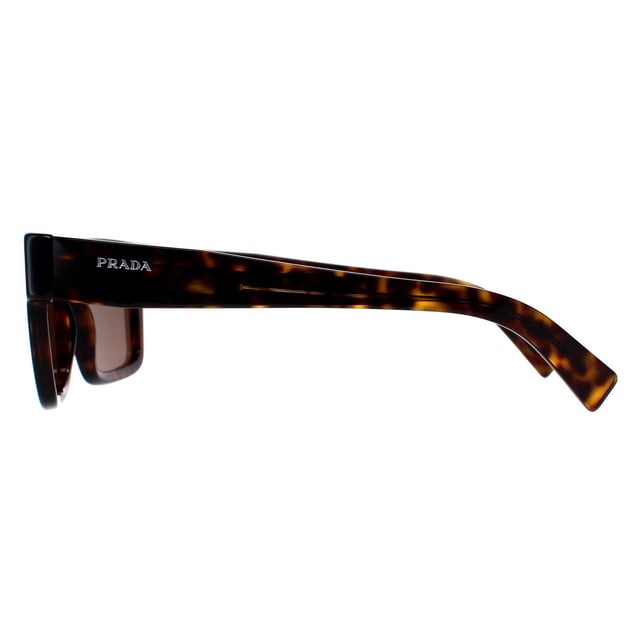 Las gafas de sol Prada PR19WS 2AU8C1 tortoise marrón oscuro son un diseño moderno fabricado con material de acetato de alta calidad que garantiza durabilidad y comodidad. Las patillas están decoradas con el icónico logotipo de Prada, que añade un toque de sofisticación. Estas gafas de sol son perfectas para cualquier ocasión, ya sea un día al sol o una salida nocturna por la ciudad.