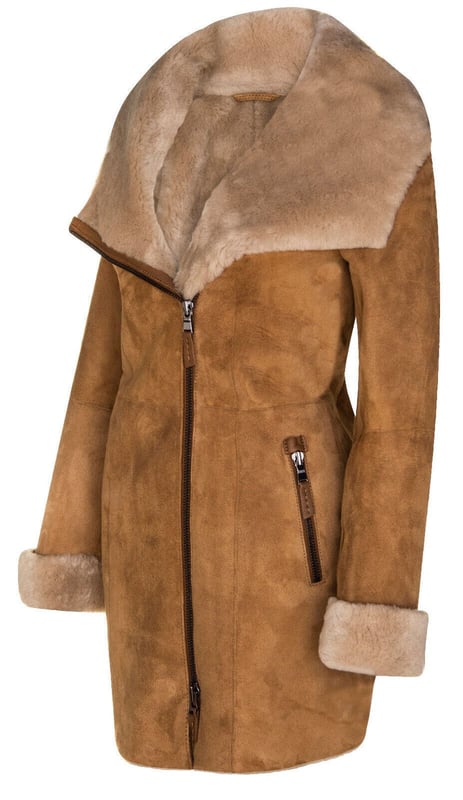 Wikkel jezelf in elegantie en warmte met ons Merino leren damesparka met capuchon. Deze jas is gemaakt van echt Spaans Merino-lamsleer en biedt ongeëvenaarde kwaliteit en luxe. Het dubbele ritstrekkertje voegt een stijlvol en functioneel element toe, waardoor veelzijdige draagmogelijkheden mogelijk zijn. De suède afwerking voegt een vleugje verfijning toe aan de jas en versterkt de algehele aantrekkingskracht. Verkrijgbaar in drie prachtige kleuren, zodat u de perfecte tint kunt vinden die past bij uw persoonlijke stijl. De brede kraag loopt naadloos over in een capuchon en biedt zowel comfort als bescherming tegen de elementen. â€¢ Gemaakt van echt Spaans Merino-lamsleer voor superieure kwaliteit en luxe â€¢ Dubbele ritstrekker voor veelzijdige en stijlvolle draagmogelijkheden â€¢ Suède afwerking voor een verfijnde en verfijnde look â€¢ Verkrijgbaar in drie prachtige kleuren die bij uw individuele stijl passen â€¢ Brede kraag die doorloopt in een capuchon voor extra comfort en bescherming tegen de elementen.