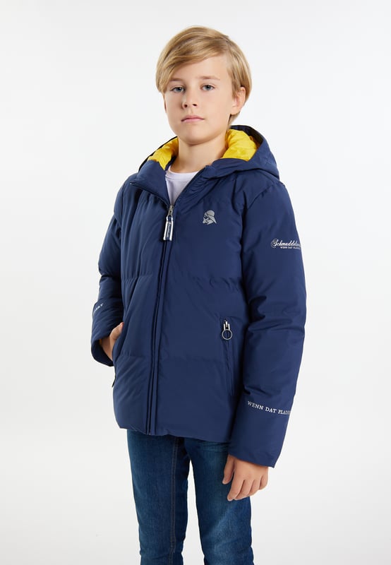 Met deze winterjas van Schmuddelwedda krijgen zelfs de kleintjes 100% outdoorprestaties. Het synthetische vulmateriaal zorgt voor een ideale isolatie en doordat de kamers zonder naden zijn gemaakt, dringt er geen vocht binnen. Bovendien is de jas goed voorbereid tegen regen en sneeuw doordat het materiaal water- en winddicht is. En omdat bij Schmuddelwedda overal goed over is nagedacht, zijn de logoprints lichtreflecterend, wat vooral in de herfst en winter een voordeel is.  winterjas