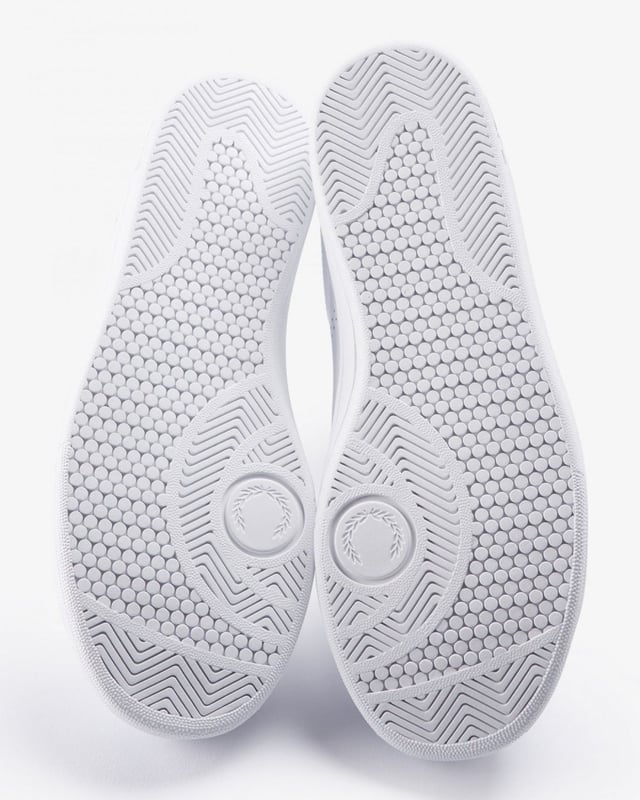 Sneaker vervaardigd met een zachte leren bovenkant van volnerfleer voor een hoogwaardige afwerking. Voorzien van geperforeerde zijpanelen voor verbeterde ademendheid en stijl. Geplaatst op een duurzame rubberen zool voor betrouwbare grip en de hele dag comfort.