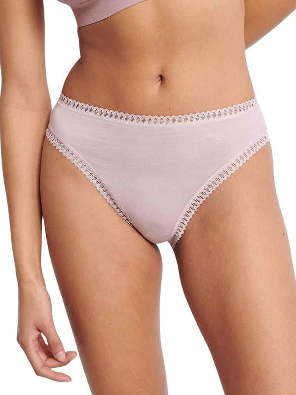Dieser Damen-Slip überzeugt mit seinem hüfthohen Schnitt und dem sehr hohen Beinausschnitt, der eine feminine und elegante Silhouette formt. Die schmale Passform und das anschmiegsame Jerseygewebe bieten optimalen Tragekomfort für den Alltag. Ein zartes, gewebtes Spitzenmuster am Bauchbündchen setzt einen feinen, stilvollen Akzent, während der dezente Label-Schriftzug das Design abrundet. Im praktischen 3er Pack erhältlich, enthält der Slip zwei einfarbige und eine gemusterte Variante, ideal für Abwechslung in Ihrer Wäschekollektion. Dieser Slip vereint Komfort, Eleganz und stilvolle Vielseitigkeit.