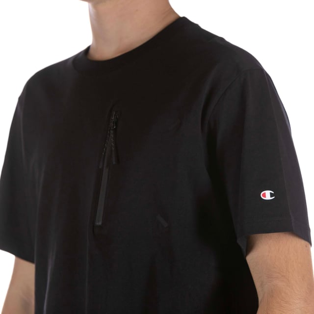 Especificaciones: Camiseta de manga corta con cuello redondo confeccionada en jersey de algodón, bolsillo en el pecho con cierre de cremallera con termocostura Ajuste: Regular El modelo lleva talla: M Altura del modelo: 180 cm