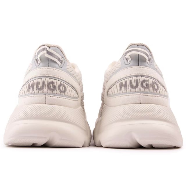 Estas zapatillas Leon Runn en color blanco roto son unas zapatillas HUGO con cordones y estilo atlético con una parte superior mixta de primera calidad. con superposiciones llamativas. Costuras decorativas y detalles de ribetes reflectantes y marcas famosas. La zapatilla de estilo running contemporáneo tiene un grosor. suela elegante. una plantilla acolchada y un cuello acolchado para mayor comodidad. No importa si quieres hacer una declaración de moda de diseñador o hacer ejercicio en el gimnasio con estilo. Estos son tus corredores preferidos.