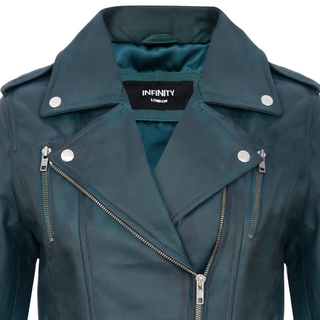 Presentamos nuestra chaqueta de motociclista cruzada más vendida, un verdadero epítome de estilo y funcionalidad. Fabricada con precisión, esta chaqueta está diseñada para realzar tu guardarropa con sus elegantes características y silueta, asegurando que destaques sin esfuerzo. He aquí por qué es imprescindible: Distintivamente elegante: el diseño elegante de la chaqueta crea una apariencia distintiva y de moda que es perfecta para cualquier ocasión. Amplio almacenamiento: con múltiples bolsillos con cremallera en la parte delantera, esta chaqueta no solo agrega carácter, sino que también brinda almacenamiento adicional para tus elementos esenciales. Detalles extravagantes: la solapa ancha con muescas y las charreteras de los hombros agregan un toque de extravagancia, abrochados de forma segura con botones a presión para una apariencia elegante. Ajuste a medida: las lengüetas de hebilla en las caderas permiten un ajuste cómodo y cónico, acentuando tu silueta, complementado por el diseño delgado de la chaqueta. Variedad de colores: disponible en una amplia gama de colores, puedes elegir el que combine con tu estilo personal. Esta chaqueta, confeccionada en piel de napa ultra suave 100 % de primera calidad y forrada con una mezcla de poliéster de primera calidad, ofrece lujo y comodidad. Con un cierre de cremallera YKK descentrado, esta chaqueta es tan funcional como elegante, lo que la convierte en una incorporación versátil a tu guardarropa.