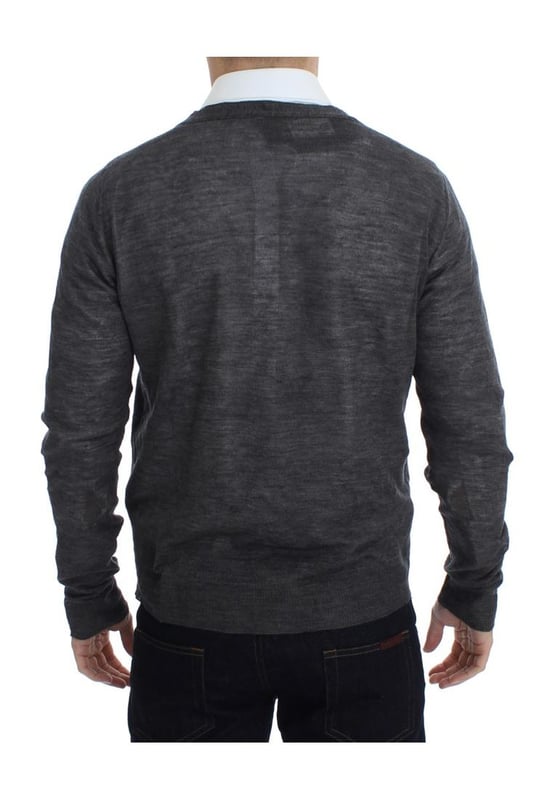 Merk: Costume National CNC
  Kleur: Grijs
  Materiaal: 42% Wol 40% Acryl 18% Metaal
  Model: Vest
  Sluiting: Volledige knoop
  Logo details
  Geslacht: Mannen