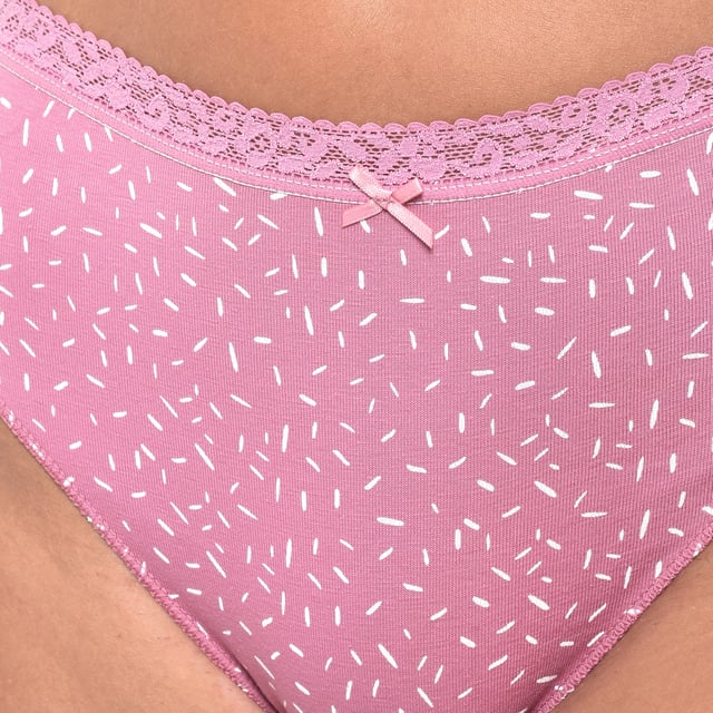 Pack x 2 Brislip Coquette Daisypois Panties - Janira.

 The Pack of 2 Brislip Coquette Panties by Janira is perfect for those who seek style and comfort in their everyday life.

 This pack includes two brislip-cut panties, presented in different colors and prints to vary your look depending on the moment.

 The briefs feature a delicate elastic lace waistband which not only adds a feminine touch but also ensures a comfortable and flexible fit. The bow detail in the centre gives it a flirty and elegant finish.

 Made from high-quality cotton, these panties adapt perfectly to your body, providing softness and breathability. The natural fabric allows for a feeling of freshness and comfort throughout the day, making them ideal for everyday use.

 This pack of Janira brislip panties is ideal for women looking for comfort, softness and a flirtatious touch, with the guarantee of the freshness of cotton.
 Composition: 95% Cotton, 5% Elastane
 Care:
- Hand wash or delicate cycle.
 - Use mild detergent.
 - Do not use bleach.
 - Air dry.
 - Do not iron.