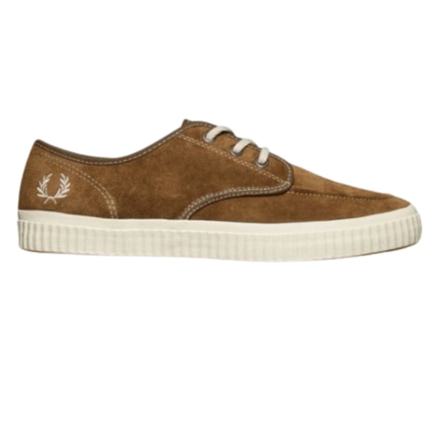 Fred Perry B7175 988 Zapatillas de deporte bajas de ante Ealing Leather para hombre. Zapatillas Fred Perry marrones. Estilo: B7175 988. Logotipo de la marca en la lengua. Zapatillas con cierre de encaje. Insignia de la marca en el lateral del zapato.