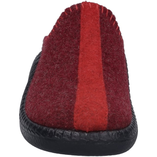 Entdecke den Monaco Damen 62 von JOSEF SEIBEL, einen Hausschuh, der Gemütlichkeit und Tradition in einem atemberaubenden bordeaux-kombi präsentiert. Dieser Schuh für Damen ist die perfekte Wahl für die Momente der Entspannung zu Hause, während der Herbstsaison. Gefertigt in der bewährten Direktbesohlungsmethode, bei der die schwarze PU-Sohle direkt in die Sohlenform eingespritzt wird und sich nahtlos mit dem aus Filz gefertigten Oberteil verbindet, bietet dieser Schuh eine unübertroffene Weichheit, Flexibilität und Leichtigkeit. Das Ergebnis ist ein Hausschuh, der sich durch seine Polyurethan-Sohle auszeichnet, welche für ihre ausgezeichneten Dämpfeigenschaften bekannt ist und dabei wesentlich leichter als Gummi ist. Der Monaco Damen 62 ist Teil der Relax-Kollektion von JOSEF SEIBEL, die für ihre Passformgarantie und erstklassige Qualität steht. Mit diesem Schuh erlebst du unvergleichlichen Tragekomfort, der dich durch alle Tätigkeiten im Indoor-Bereich begleitet, sei es beim Entspannen nach einem langen Tag oder beim Genießen der Freizeit mit Familie und Freunden. JOSEF SEIBEL setzt mit diesem Modell auf Slow Fashion, um eine nachhaltige Alternative in der schnelllebigen Modebranche zu bieten. Durch die Direktbesohlung und die hochwertigen Materialien ist der Monaco Damen 62 ein Paradebeispiel für langlebige Schuhe, die sowohl für den Hersteller als auch für den Träger von Bedeutung sind. Mit seinem einzigartigen bordeaux-kombi Farbton und der gemütlichen Ausstattung ist dieser Hausschuh ein Muss für jede Dame, die Wert auf Qualität, Komfort und Nachhaltigkeit legt.