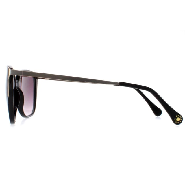 Las gafas de sol Radley Romala 104 negro pÃºrpura tienen una sofisticada montura de acetato con forma de ojo de gato, ligera y resistente, que garantiza una comodidad y un uso duraderos. Las lentes proporcionan una protecciÃ³n UV excepcional, Adornado con sutil marca Radley en los templos, estas gafas de sol exuda lujo discreto, por lo que es un accesorio versÃ¡til que complementa a la perfecciÃ³n cualquier equipo.