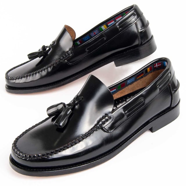 Garantía Purapiel, 10 años de garantía. Mocasín clásico para hombre. Fabricado en cuero 100% natural libre de Cromo VI. Materiales de máxima calidad. Suela cosida de cuero. Fabricado por otras marca para nuestra marca.