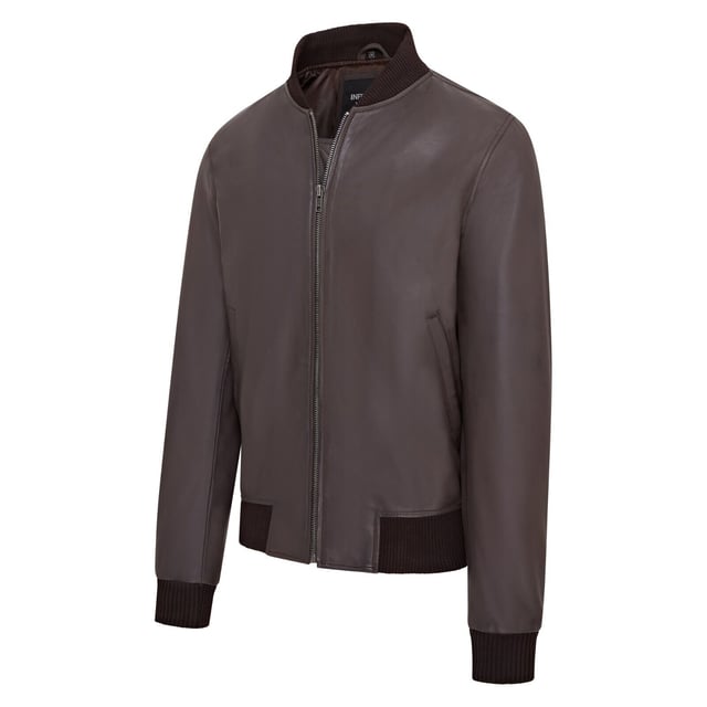 Wir pr�sentieren die Varsity Lederbomberjacke f�r Herren, eine verfeinerte Version der klassischen MA-1 Fliegerjacke. Diese Jacke aus 100 % weichem Lammnappa bietet au�ergew�hnliche Haltbarkeit und einen geschmeidigen Fall. Die sichtbare Rei�verschlussfront verf�gt �ber einen breiten Steppstich-Rei�verschlusssteg, erg�nzt durch Rippstrickkragen, -b�ndchen und -saum f�r zus�tzliche W�rme und eine schlanke Silhouette. Mit vier Taschen � zwei an der Taille und zwei innen, darunter eine sichere Rei�verschlusstasche � kombiniert diese komplett gef�tterte Jacke nahtlos Stil und Funktionalit�t. � Aus 100 % weichem Lammnappa f�r Haltbarkeit und Komfort � Sichtbarer Rei�verschluss vorne mit Steppstich-Rei�verschlusssteg � Rippstrickkragen, -b�ndchen und -saum zur Isolierung � Vier Taschen: zwei an der Taille und zwei innen, eine mit Rei�verschluss � Komplett gef�tterte Innenseite f�r zus�tzliche W�rme und Komfort
