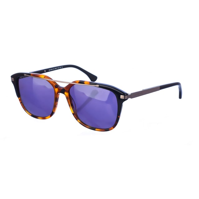 Gafas de sol Armand Basi con montura de acetato.
 Color Habana-negro
 Forma rectangular.
 Lentes de color Marrón
Detalle metalico en la parte superior de la montura.
 Patillas metalicas y acabado en acetato.
  Nombre de la marca grabado en la lente.
 100% Protección UV. 
 Incluye una funda de tela de protección.
Cristales antireflejo.
Los colores reales del producto pueden variar ligeramente con respecto a los colores que muestra su monitor.
 
 Medidas  Ancho lente: 56 mm. Puente: 17 mm. Patillas: 145 mm.
 
 Limpiar las gafas con agua y jabón (neutro).
 - No utilice paños sucios o abrasivos, que puedan alterar las características de los filtros.
 - Utilice solo accesorios y repuestos originales.