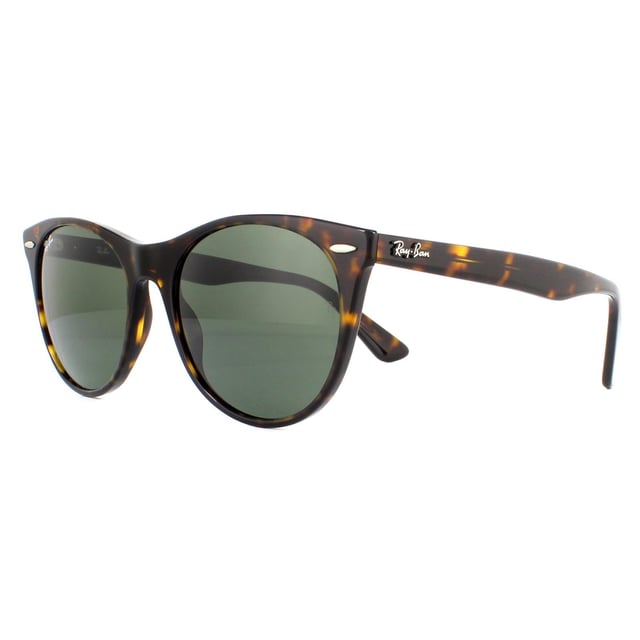 Las gafas de sol Ray-Ban Wayfarer II RB2185 902/31 Tortoise Green Classic G-15 son la última incorporación a la colección Wayfarer. Las Wayfarer II evolucionan una forma redondeada para la era moderna. Con las características típicas de las Wayfarer, no se puede negar a qué familia pertenecen. Las esquinas, las patillas aladas y las bisagras provienen de las Wayfarer originales. La delgada montura de acetato y las patillas finas aportan un look fresco y refinado.