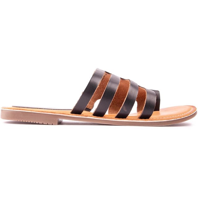 De Solesister Jacki Flat sandaal is een prachtige zwarte sandaal met een luchtige twist. De 3 echt lederen bandjes omsluiten je voet comfortabel. de teenlus zorgt voor een goede pasvorm en het gedempte voetbed en de flexibele zool zorgen voor extra comfort. waardoor deze schoenen een perfecte aanvulling zijn op je zomergarderobe.