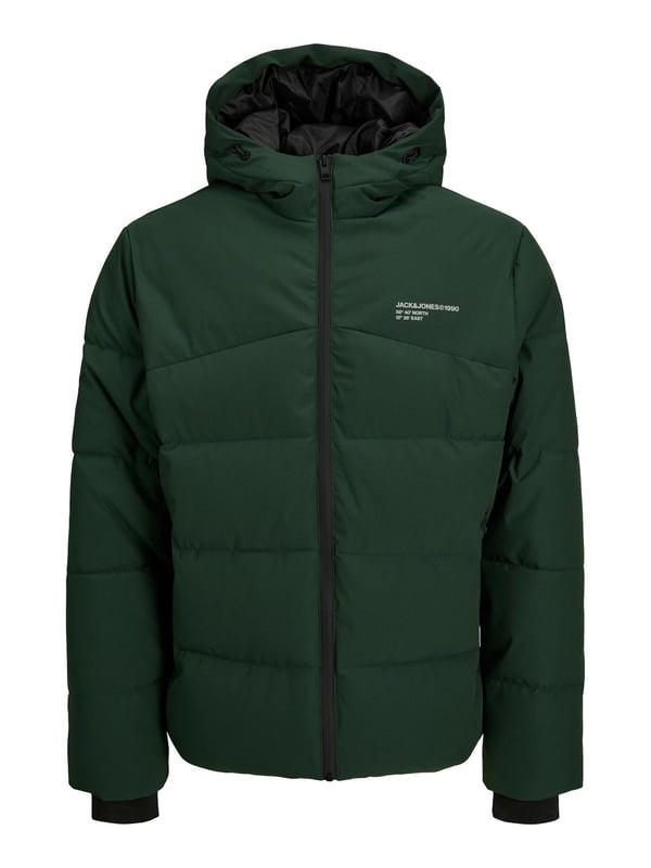 Dit gewatteerde jack van Jack & Jones is een warm en isolerend jack dat perfect is voor de koude wintermaanden. Het is gemaakt van hoogwaardige materialen en biedt een hoog draagcomfort. De normale pasvorm zorgt voor een comfortabele pasvorm. Een doorlopende ritssluiting maakt het aan- en uittrekken gemakkelijk. De jas heeft een casual capuchon met elastisch trekkoord, zijzakken met ritssluiting en stormmanchetten. De stormmanchetten beschermen tegen kou en wind. Een lichtgewicht stof zorgt voor ademend vermogen. Het jack is verkrijgbaar in verschillende kleuren en maten en kan op allerlei manieren worden gecombineerd. Dit gewatteerde jack van Jack & Jones is een warm en isolerend jack voor elke man.