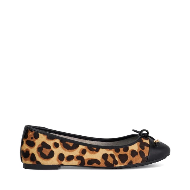 Dune Ladies Wf Hallo - Wide Fit Charm-Detail Ballet Shoes Classic ballet flats like our wide-fit Hallo style are a Dune London signature. This round-toed silhouette culminates in a chic quilted footbed and bow detailing that is enhanced with or bespoke branding charm. Finished with a toe top, this versatile style pairs perfectly with everything in your everyday wardrobe.