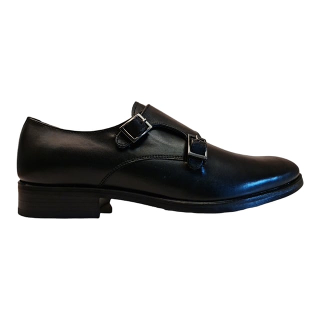 Zapato oxford de hombre con detalles de costuras en la zona alta del empeine con de doble hebilla. Cuenta con una cómoda suela y una planta antideslizante.