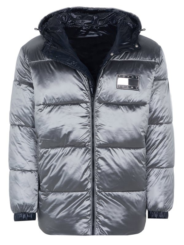 60% poliéster, 40% poliamida; chaqueta Tommy Hilfiger; Modelo: DM0DM12553BDS; Capucha forrada con cordón; Cremallera; Bolsillos para las manos con tira protectora; Reversible; Detalles del logo de Tommy Hilfiger