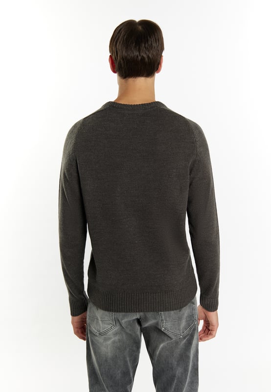 Bei ungemütlichem Herbst- und Winterwetter brauchen wir softe Pullover, die uns 24/7 verwöhnen. Dieser Basic Rundhalspullover von Mo ist aus einem weichen Garn gestrickt, hat einen gerippten Ausschnitt und abschließende Rippstrickbündchen.  Pullover