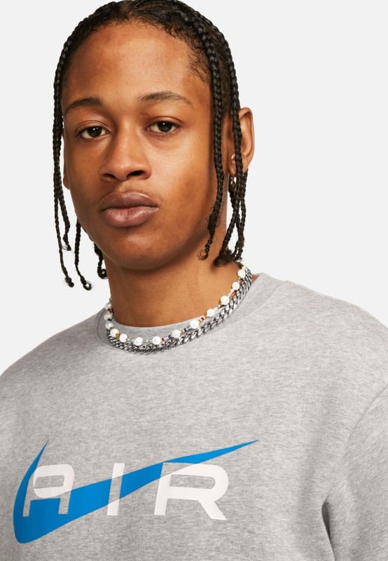 Nike Air Herren Fleece BB Crewneck Trainingsanzug in Grau Nike Air Fleece BB Crewneck-Trainingsanzug in Grau. - - . Dieser lässige Trainingsanzug mit Rundhalsausschnitt ist bequem und klassisch. - - . Er besteht aus mittelschwerem, gebürstetem Fleece, das auf der Innenseite sehr weich und auf der Außenseite glatt ist. Er hält Sie warm und behält seine strukturierte Form. - - . Retro-Branding und kontrastierende Farben verleihen ihm einen urbanen Stil. - - . Gerippter Halsausschnitt, Ärmel Sweat. - - . Gummizug in der Taille, Cargotasche, Bündchen, Jogginghose. - - . Tape Detail auf der Jogginghose von den Knien. - 2 Seitentaschen, 2 flache Cargo-Taschen, die mit Druckknöpfen gesichert sind.