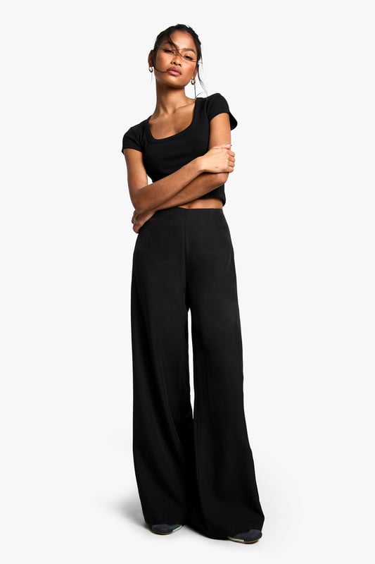 Get your new wide or die pants with the hottest style of the season, the wide leg trouser. Elongate your silhouette with the flattering shape the high waist wide leg trouser has to offer. Team with a tucked in slogan tee and trainers for sports luxe vibes or partner perfectly with a blazer and heels for your next event. It's time to upgrade your day-to-day outfits with a pair of palazzo pants.Style: Wide Leg TrousersDesign: PlainFabric: WovenLength: Stacked