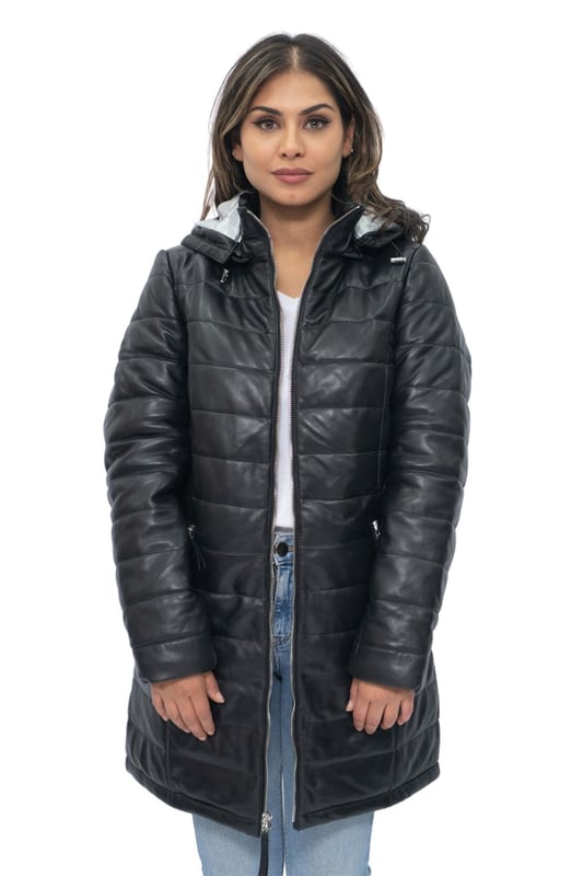 Presentamos nuestra parka de cuero con capucha para mujer, una combinación perfecta de estilo y funcionalidad. Fabricada con atención al detalle, esta chaqueta está diseñada para mantenerte abrigada y cómoda durante las estaciones más frías. La capucha desmontable proporciona versatilidad, lo que te permite adaptarte a las condiciones climáticas cambiantes. Las cremalleras YKK garantizan un cierre suave y confiable, mientras que el acolchado aislante agrega una capa adicional de calidez. El efecto acolchado en todo el abrigo agrega un toque elegante y realza su atractivo visual. El cuello alto proporciona protección adicional contra los vientos fríos, mientras que los dos bolsillos verticales para calentar las manos en la cintura ofrecen comodidad y opciones de almacenamiento. • Capucha desmontable para opciones de estilo versátiles • Cremalleras YKK para un cierre confiable y suave • Acolchado aislante para mayor calidez • Efecto acolchado en todo el abrigo para mayor estilo • Cuello alto para mayor protección contra los elementos • Dos bolsillos verticales para calentar las manos en la cintura para mayor comodidad y almacenamiento.