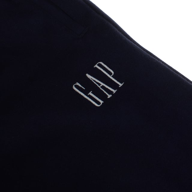 Pantalón deportivo para niña con un diseño cómodo y moderno. 

Confeccionado en un tejido suave, presenta una cintura elástica que garantiza un ajuste cómodo y fácil de poner y quitar. 

El pantalón cuenta con piernas anchas que ofrecen libertad de movimiento y un estilo relajado. 

Incluye bolsillos laterales prácticos para mayor funcionalidad, y el logotipo de GAP estampado en la parte delantera añade un toque distintivo. 

Perfecto para actividades cotidianas o para relajarse con estilo.
 Composición: 77% Algodón, 23% Poliéster
 Cuidados:
- Lavar a máquina con agua fría.
- Utilizar colores similares en el lavado.
- Evitar el uso de blanqueadores.
- Secar a baja temperatura en secadora.
- No planchar.
- No lavar en seco.