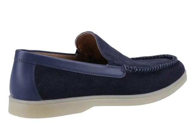 Hush Puppies Leon Leer Herenschoenen Stap in de moeiteloze zomerse stijl met de Leon klassieke instappers. Gemaakt van zacht suède met een verfijnde leren kraagdetail, voegen deze schoenen elegantie toe aan je casual garderobe. Het gemakkelijke instapontwerp zorgt voor snelle en comfortabele kleding, perfect voor dagen dat je onderweg bent. Aan de binnenkant houdt een ademende textiele voering je voeten koel, terwijl de gevoerde leren inlegzool zorgt voor luxe ondersteuning. De flexibele en duurzame TPR-buitenzool biedt betrouwbare grip en duurzaamheid, waardoor de Leon instappers de ideale metgezel zijn voor avonturen in warm weer. - Suède leren bovenkant - Instapontwerp - Verhoogde hak - Gevoerde voetbed - Duurzame zool - Hush Puppies branding